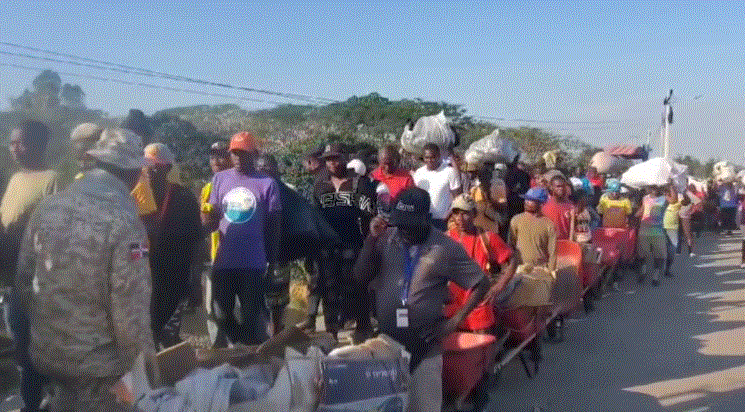 Bajo estricta seguridad miles de haitianos hacen fila para entrar a Dajabón y participar en premercado