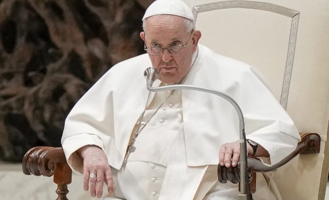 El papa pide a sacerdotes liberarse de egoísmos y ambiciones y llorar por los demás