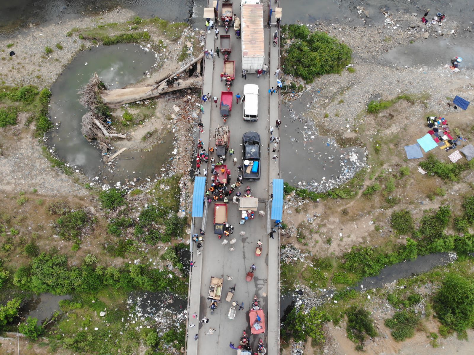 Realizan levantamiento ante mal estado de puente Fronterizo tras caída de comerciante haitiana