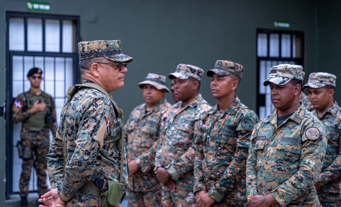 El comandante general del Ejército, mayor general Carlos Antonio Fernández Onofre, acompañado de miembros del Estado Mayor, realizó un recorrido de inspección por las dotaciones militares pertenecientes a la 3ra. y 5ta brigada de infantería,