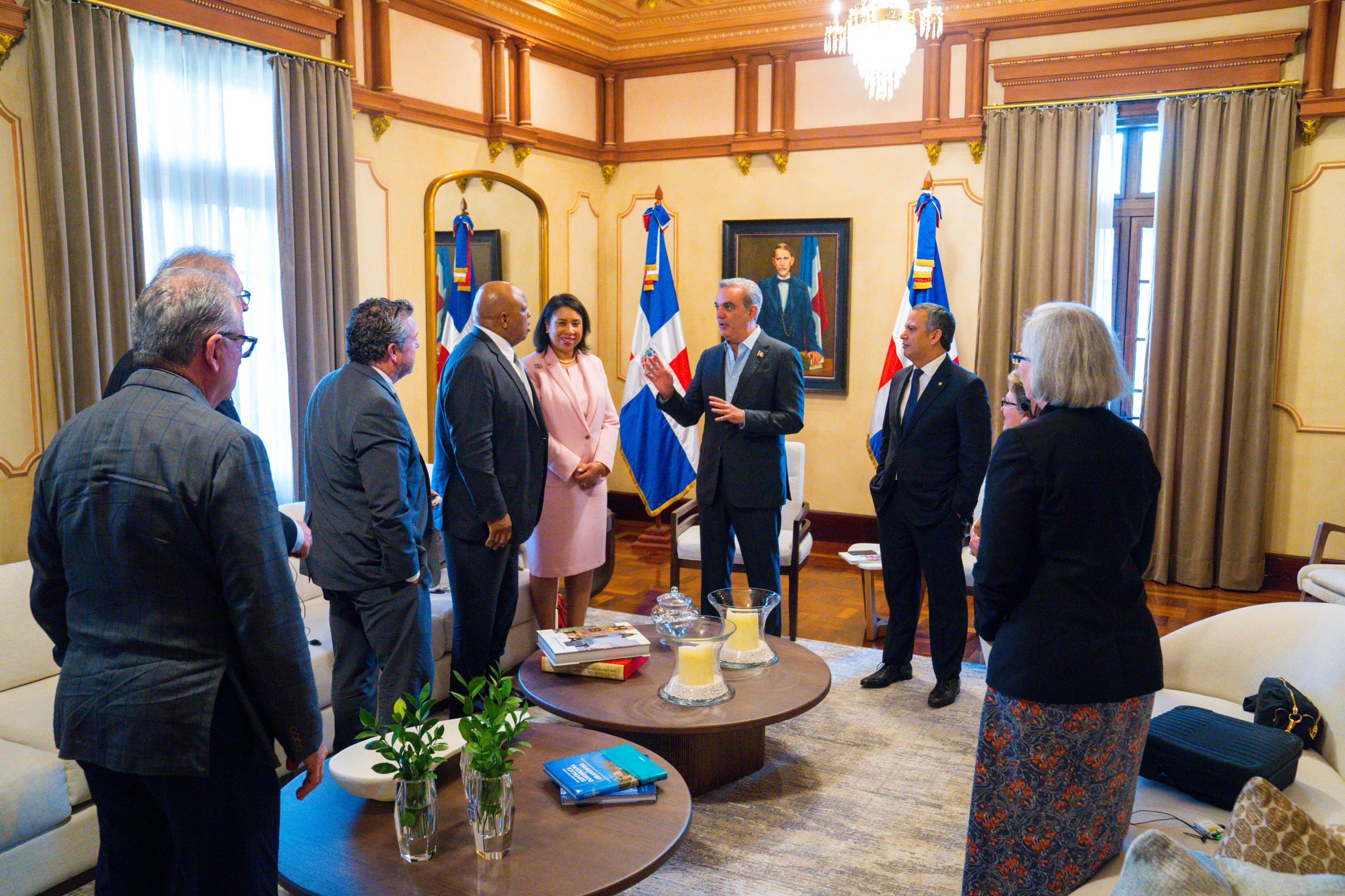 Abinader recibe visita de cortesía del presidente de la SCJ y jueces de  USA y Panamá