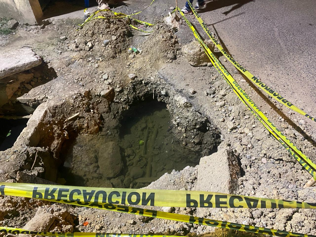 Denuncian una avería provoca pérdida de agua potable en el sector Iván Guzmán, SDO