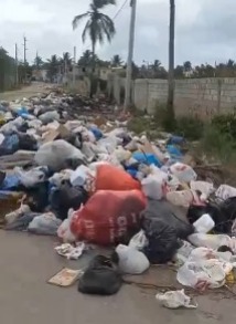 Denuncian gran cúmulo de basura en calles de La Caleta en Boca Chica