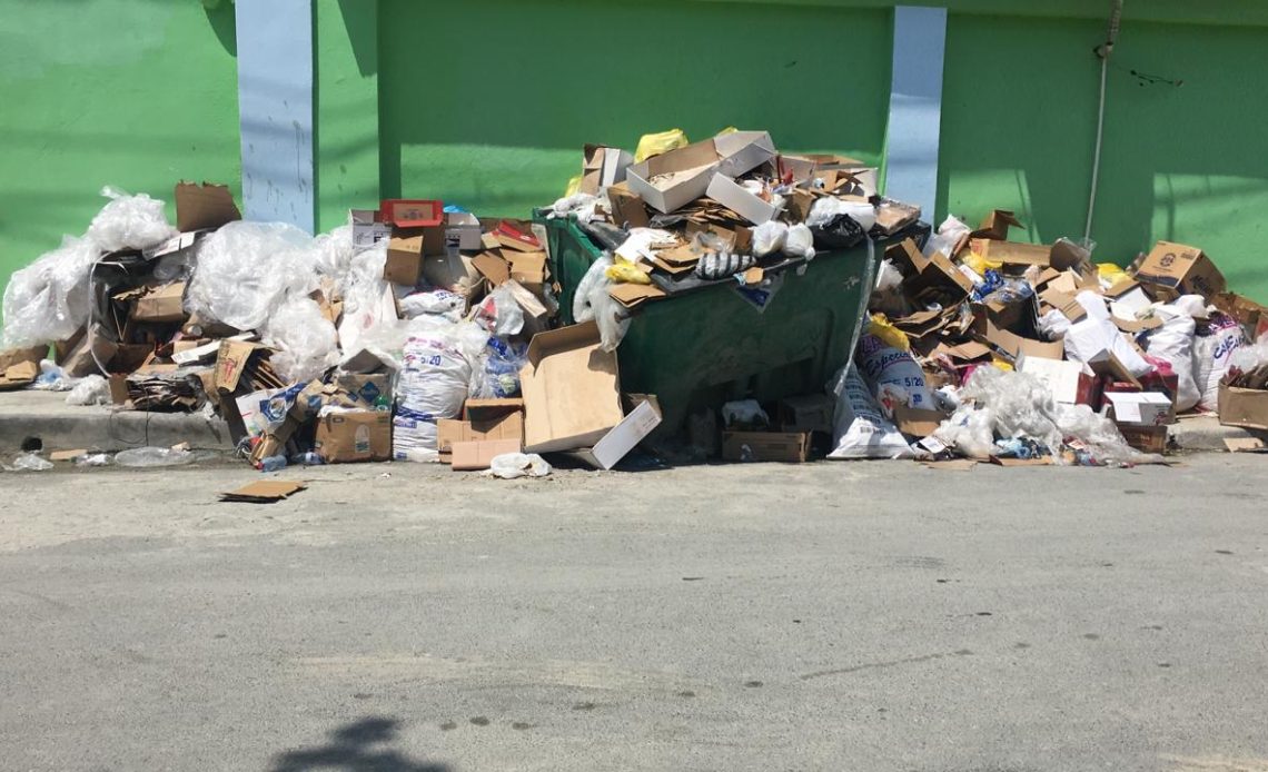Denuncian supermercado en Boca Chica acúmula mucha basura en la acera