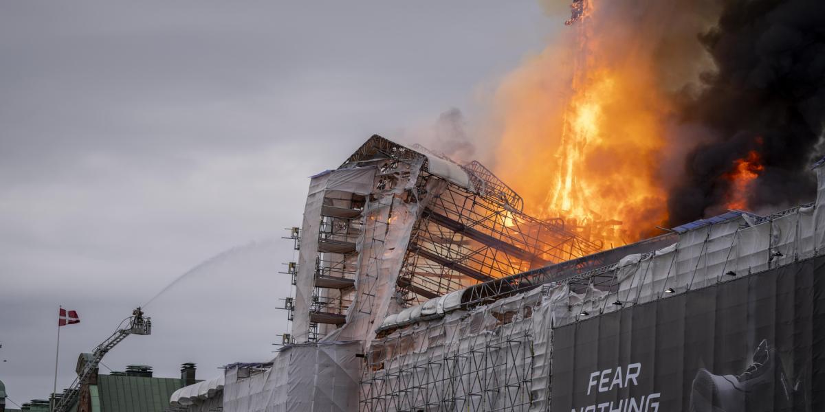 El incendio en la antigua bolsa de Copenhague continúa fuera de control pero sin heridos