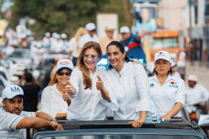 Carolina Mejía encabeza caravana en Azua, en apoyo a la senadora Lía Díaz