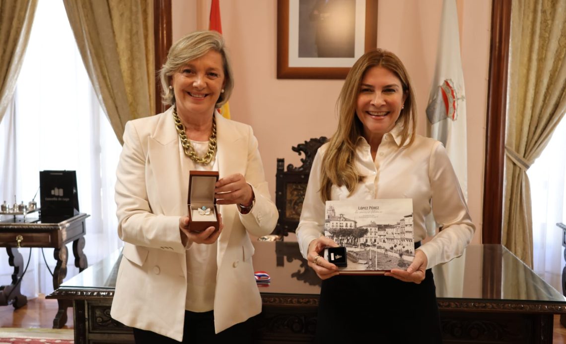 Carolina Mejía junto a la alcaldesa de Lugo, Paula Alvarellos Fondo.