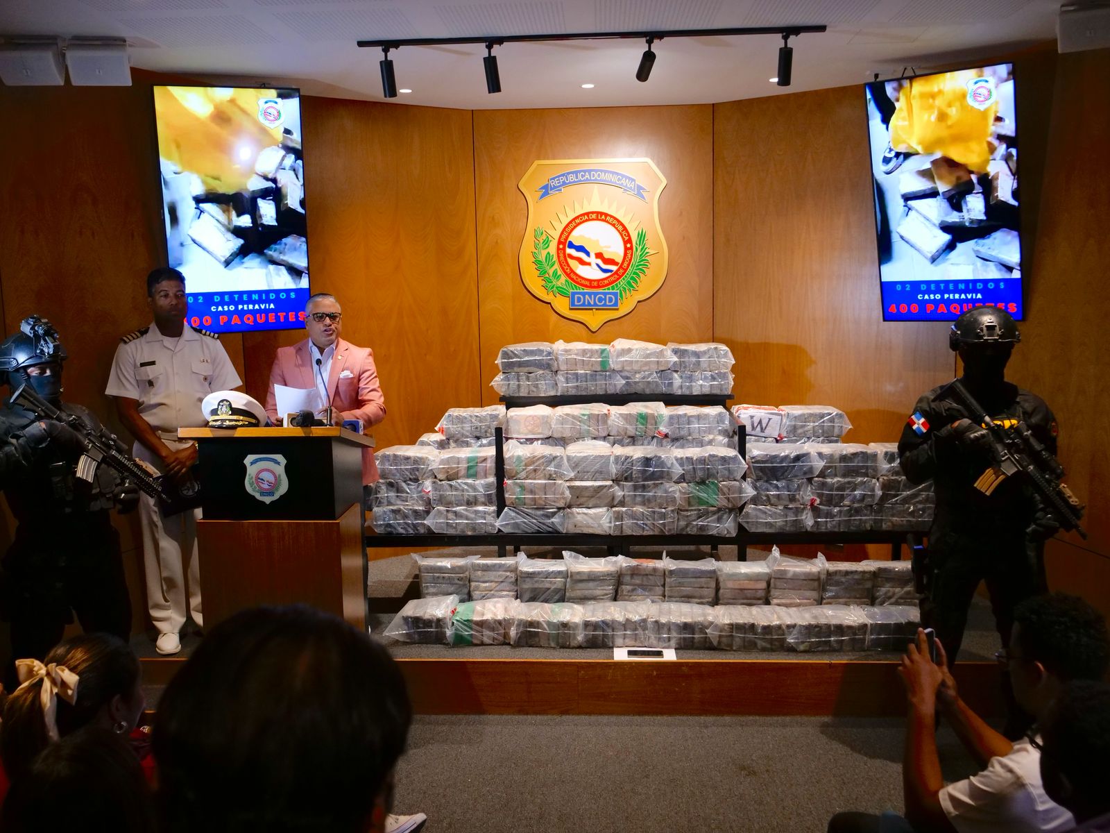 Capturan dos dominicanos y ocupan 400 paquetes de presunta cocaína