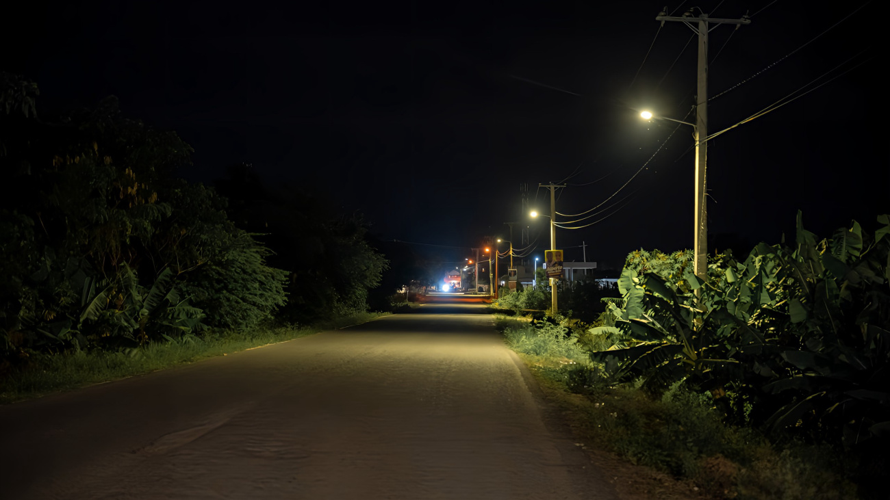 Edesur ilumina cuatro comunidades en Azua en favor de más de 700 familias