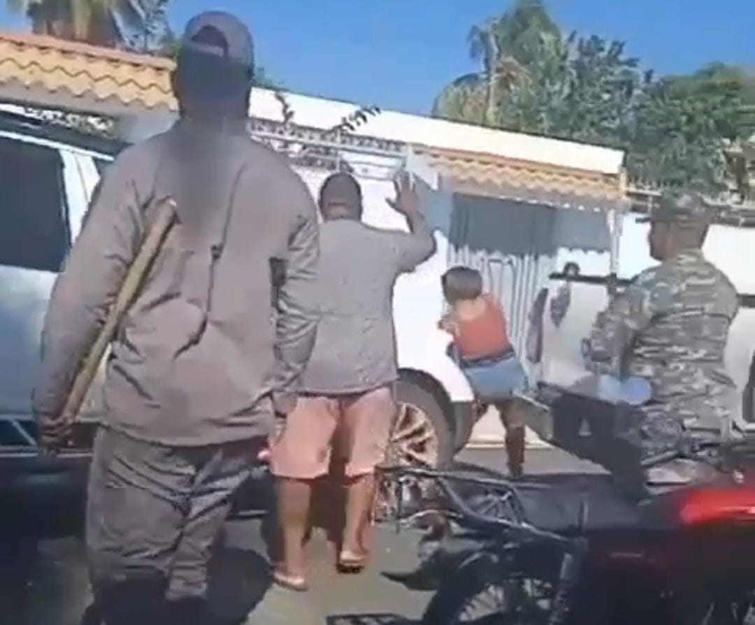 Conductor de camioneta intenta arrollar una mujer en presencia de policías, en Sánchez