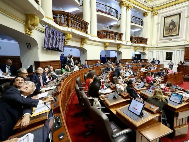 Congreso de Perú rechaza dos mociones para destituir a Dina Boluarte