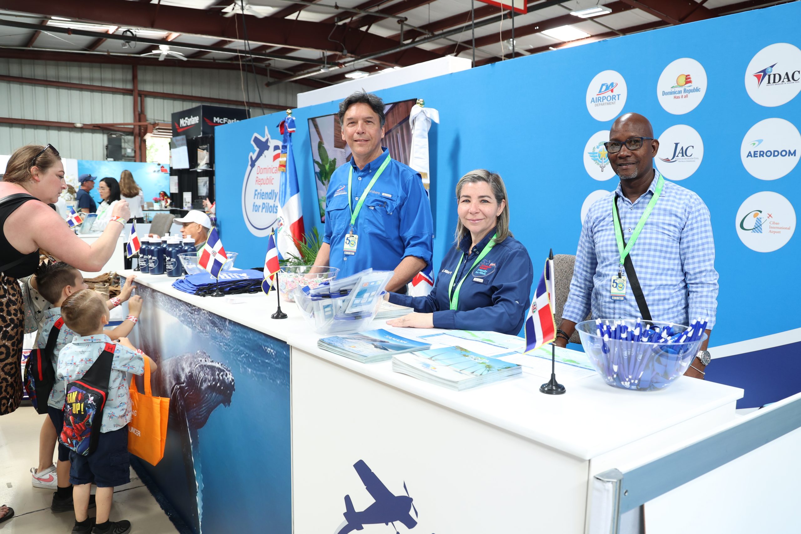 Departamento Aeroportuario promociona país en feria de aviación internacional