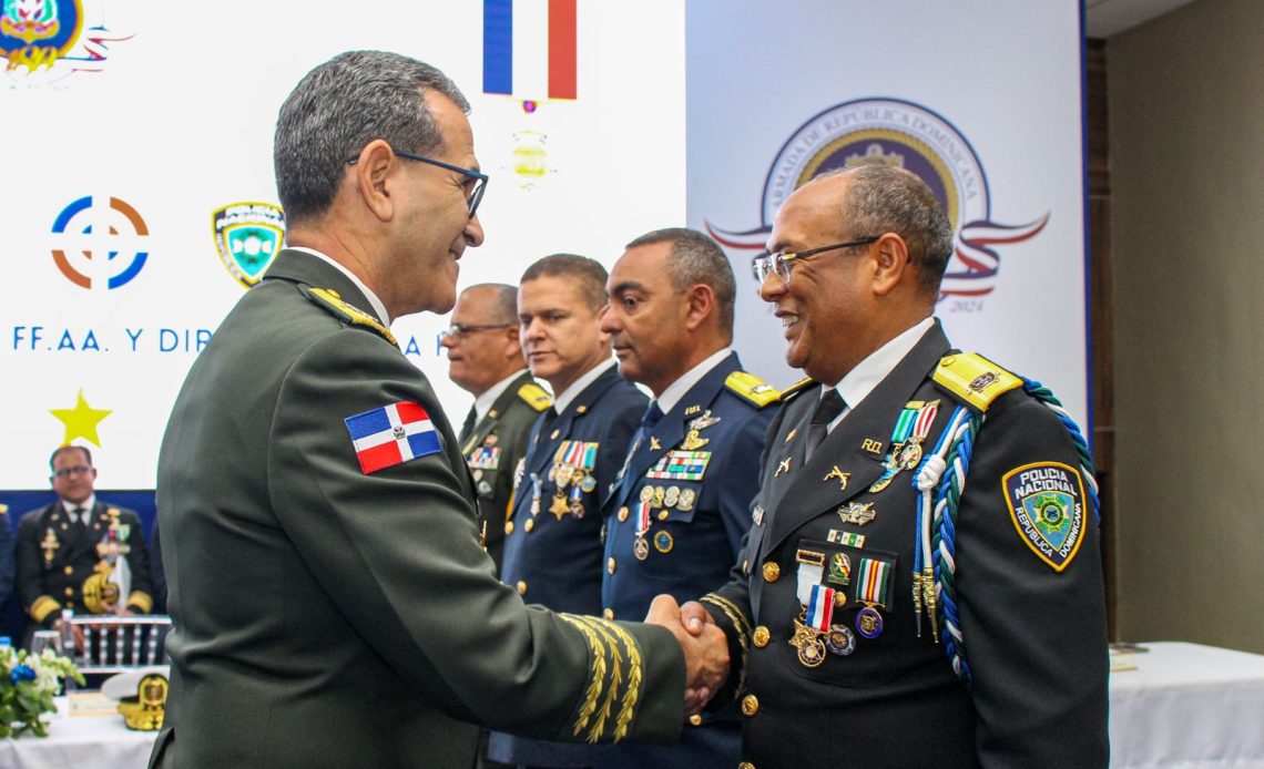 Director PN recibe condecoración “Orden al Mérito Naval”