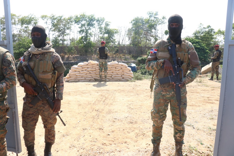 Ejército protegiendo el bombeo del canal de La Vigía