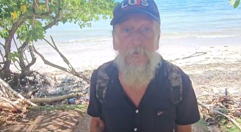 Ivan Greco, un extranjero que limpia playas en Samaná de forma voluntaria