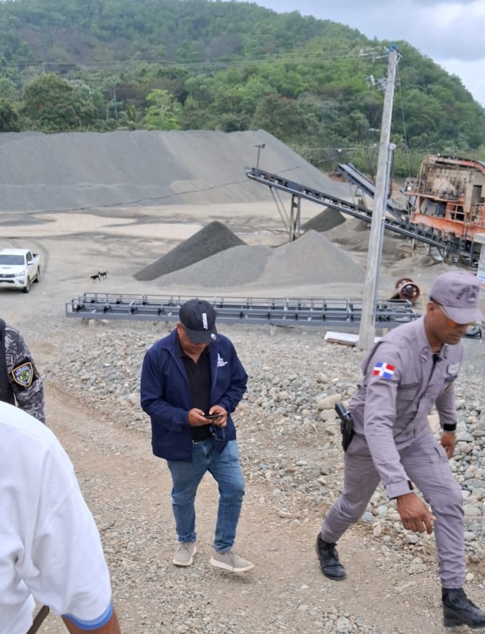 Autoridades paralizan operaciones ilegales de granceras en la margen del río Yuna en Maimón