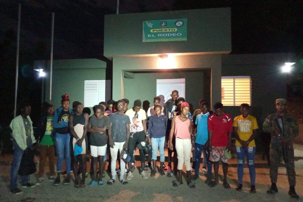 Detienen 24 haitianos con estatus migratorio irregular