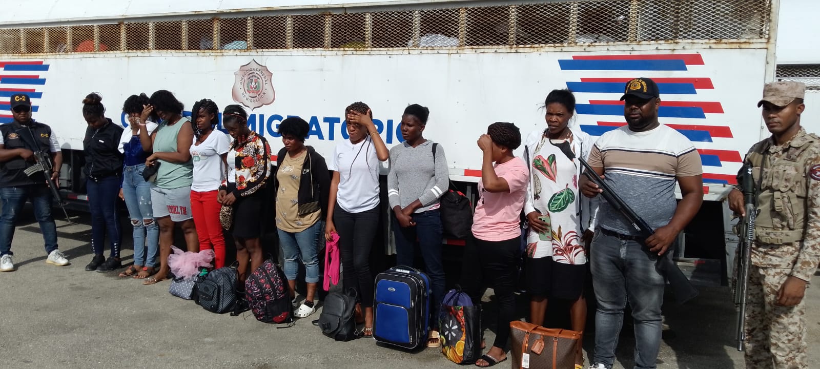 Cesfront detiene 72 haitianos en hotel era usado como escondite en Elías Piña