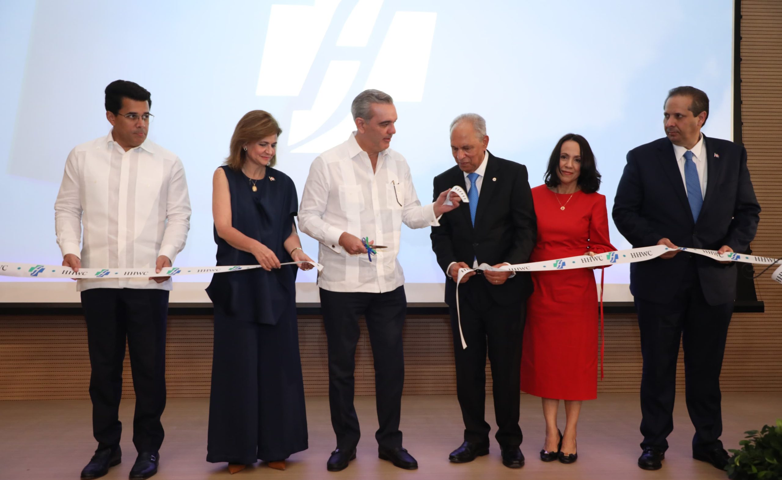 Abinader asiste a inauguración del HOMS Health and Wellness Center; apuesta a fortalecer turismo de salud en Santiago