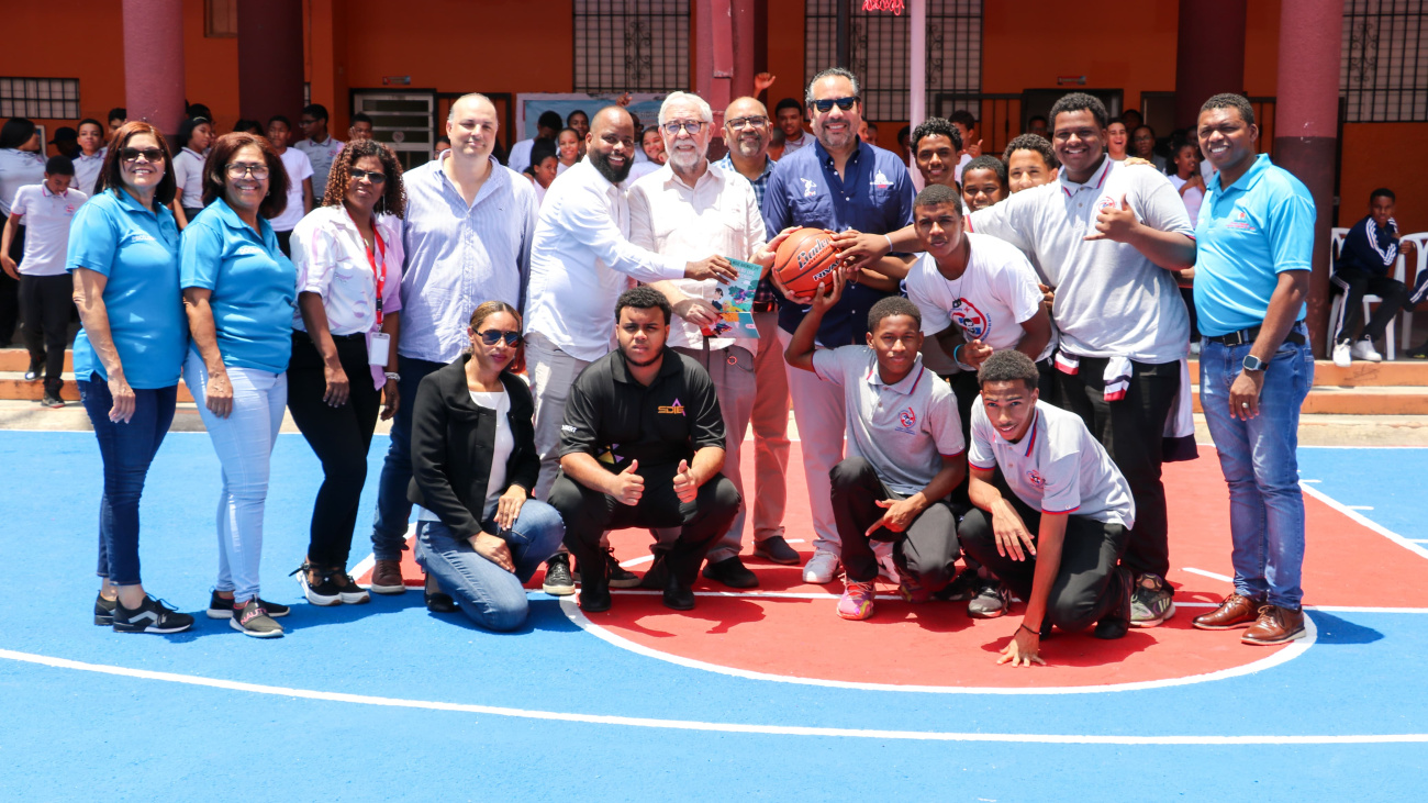 Inefi entrega cancha remozada y utilería al Colegio Salesiano Sagrado Corazón de Jesús en Villa Juana