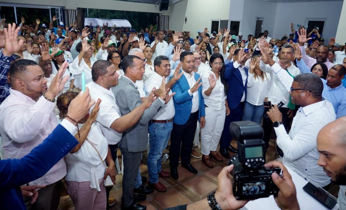 Junior Santos juramenta peledeistas mientras conforman el comando de campaña de Los Alcarrizos