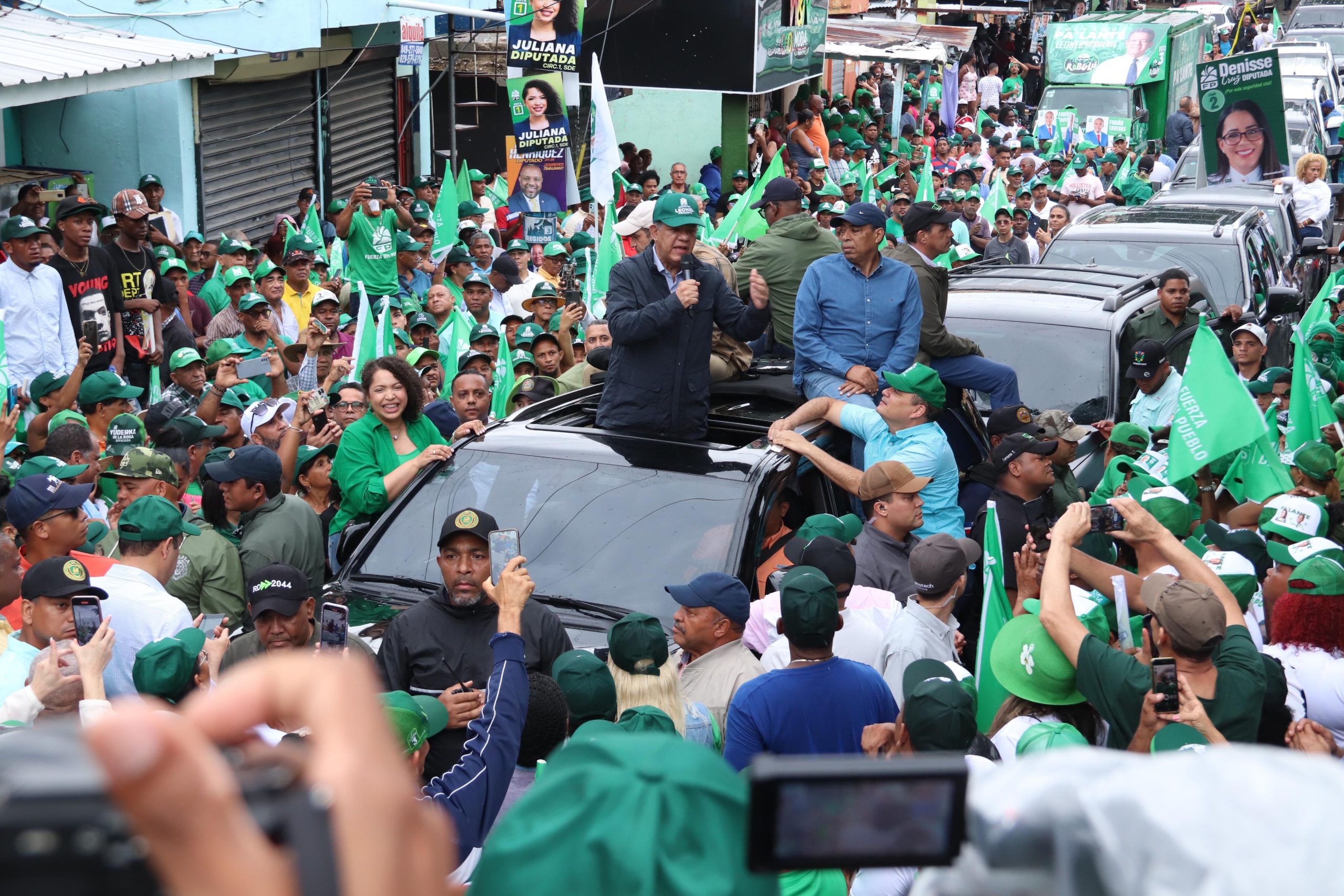 Desafiando un fuerte aguacero, Leonel juramenta nuevos integrantes a la FP en SDE