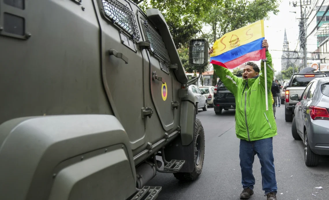 Antes de que la policía ecuatoriana irrumpiera en la embajada de México, los gobiernos estaban peleando por las elecciones y el asilo