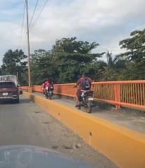 Denuncian motoristas irrespetan paso peatonal en puente de la Jacobo Majluta