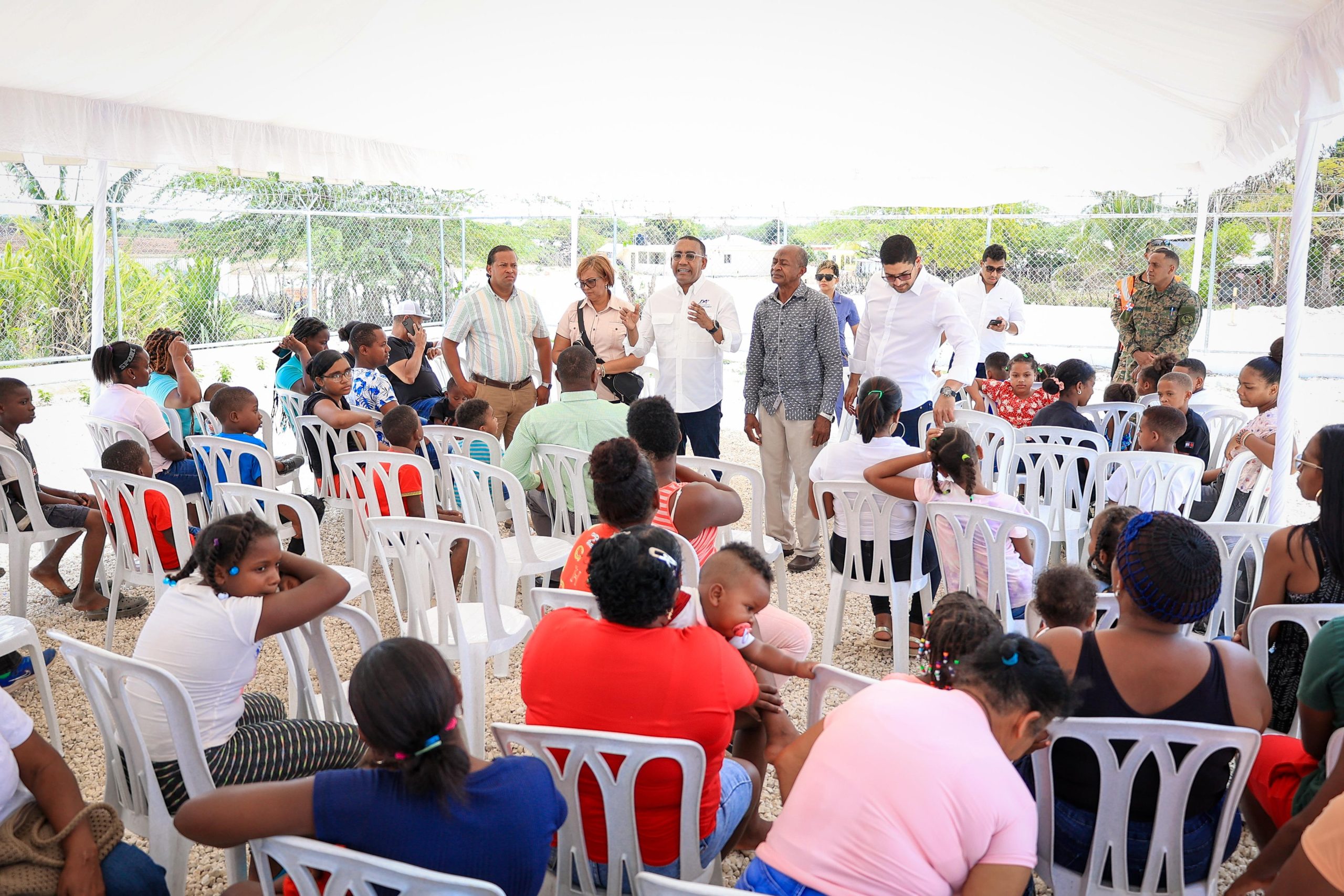 Benefician cientos de personas en operativo médico en frontera