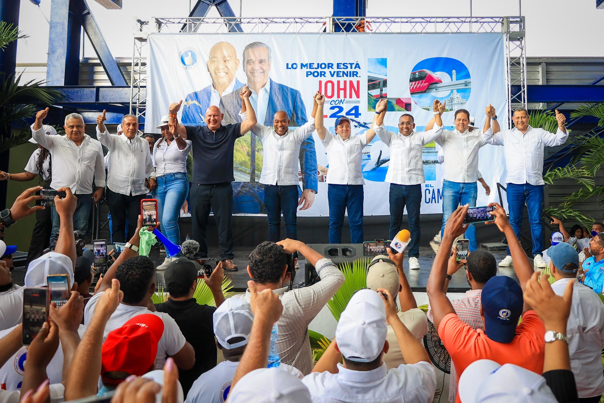 PRM juramenta ex candidato a senador Fuerza del Pueblo en Samaná y su equipo político