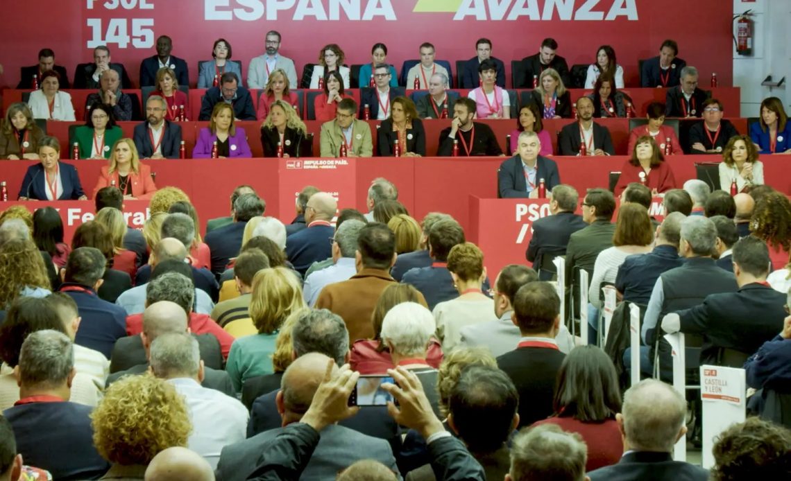 El PSOE se vuelca con Sánchez con esperanza de que siga y mucha preocupación por el futuro