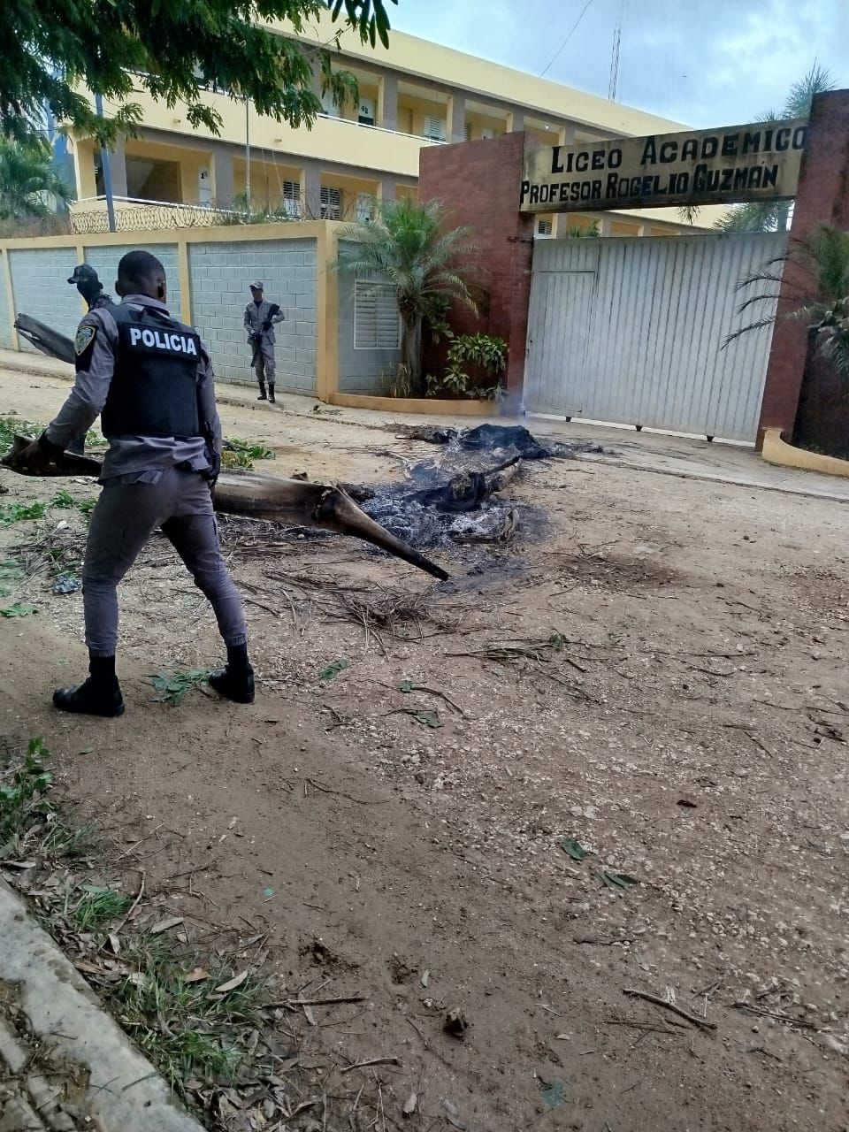 En Monte Plata protestan por arreglo de calles y otras demandas sociales