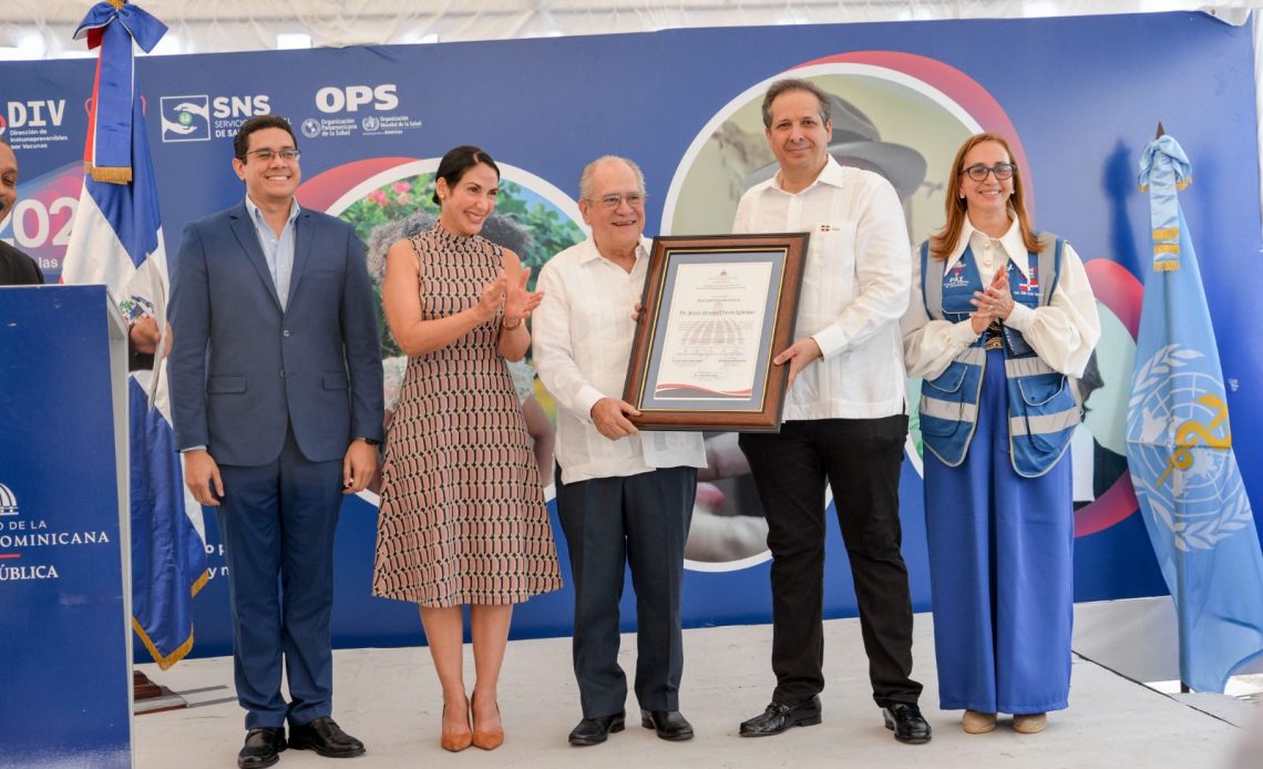 Reconocen a doctor Feris Iglesias por sus aportes a la medicina dominicana