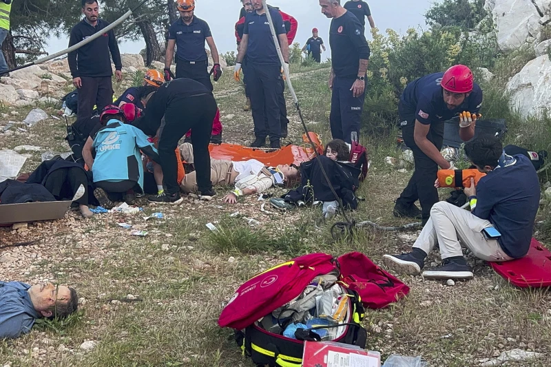 Rescatan a 174 personas varadas por 23 horas en teleférico de Turquía
