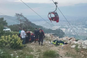 Rescatan a 174 personas varadas por 23 horas en teleférico de Turquía 