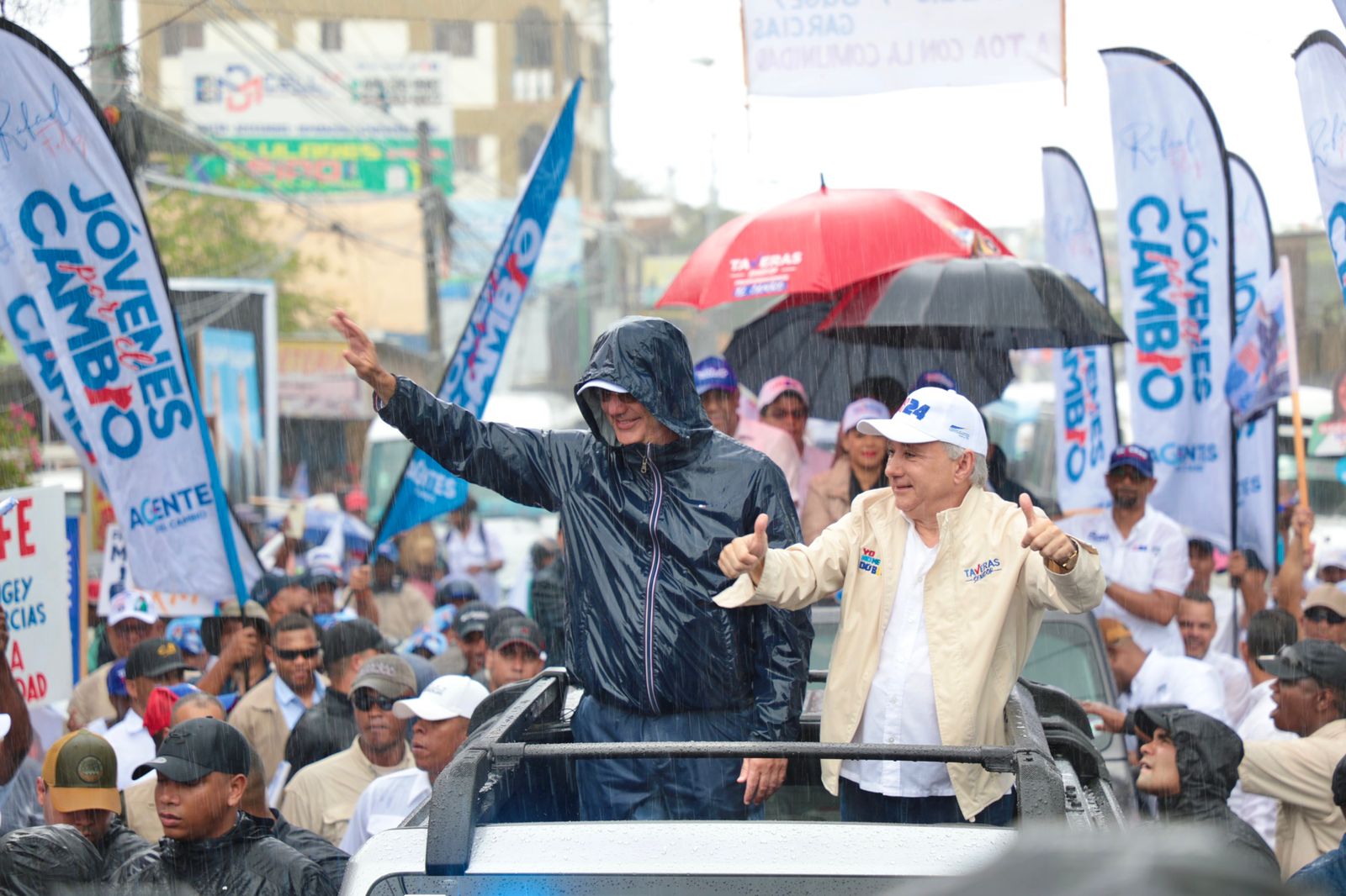 Abinader recorre bajo lluvia sectores de los Guaricanos en Santo Domingo Norte