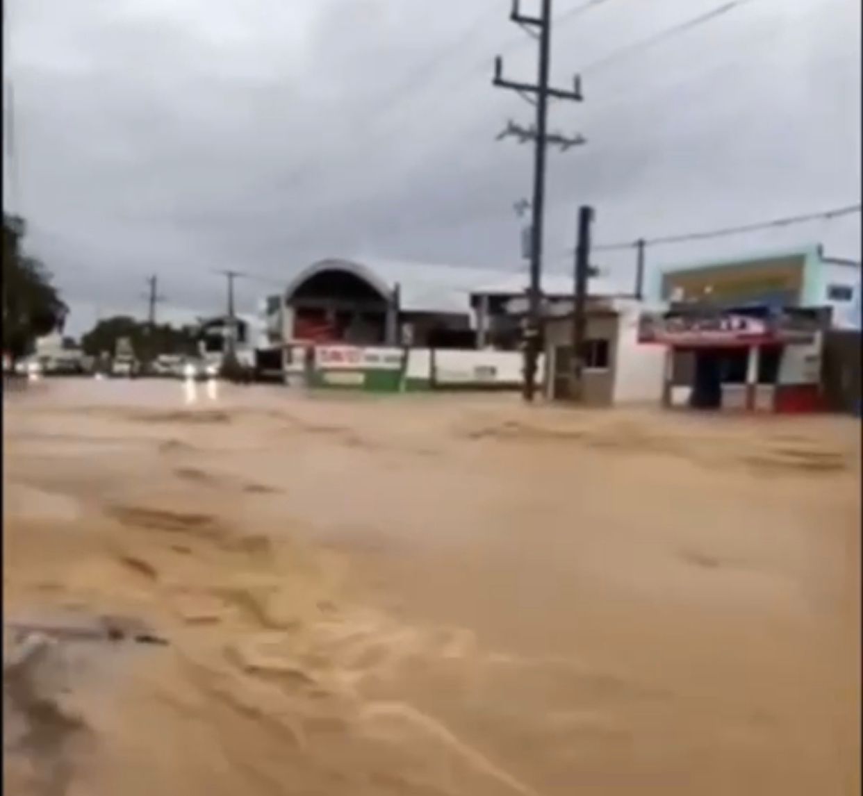COE eleva a 14 las provincias en alerta amarilla por fuertes lluvias; se desbordan ríos en Sosúa
