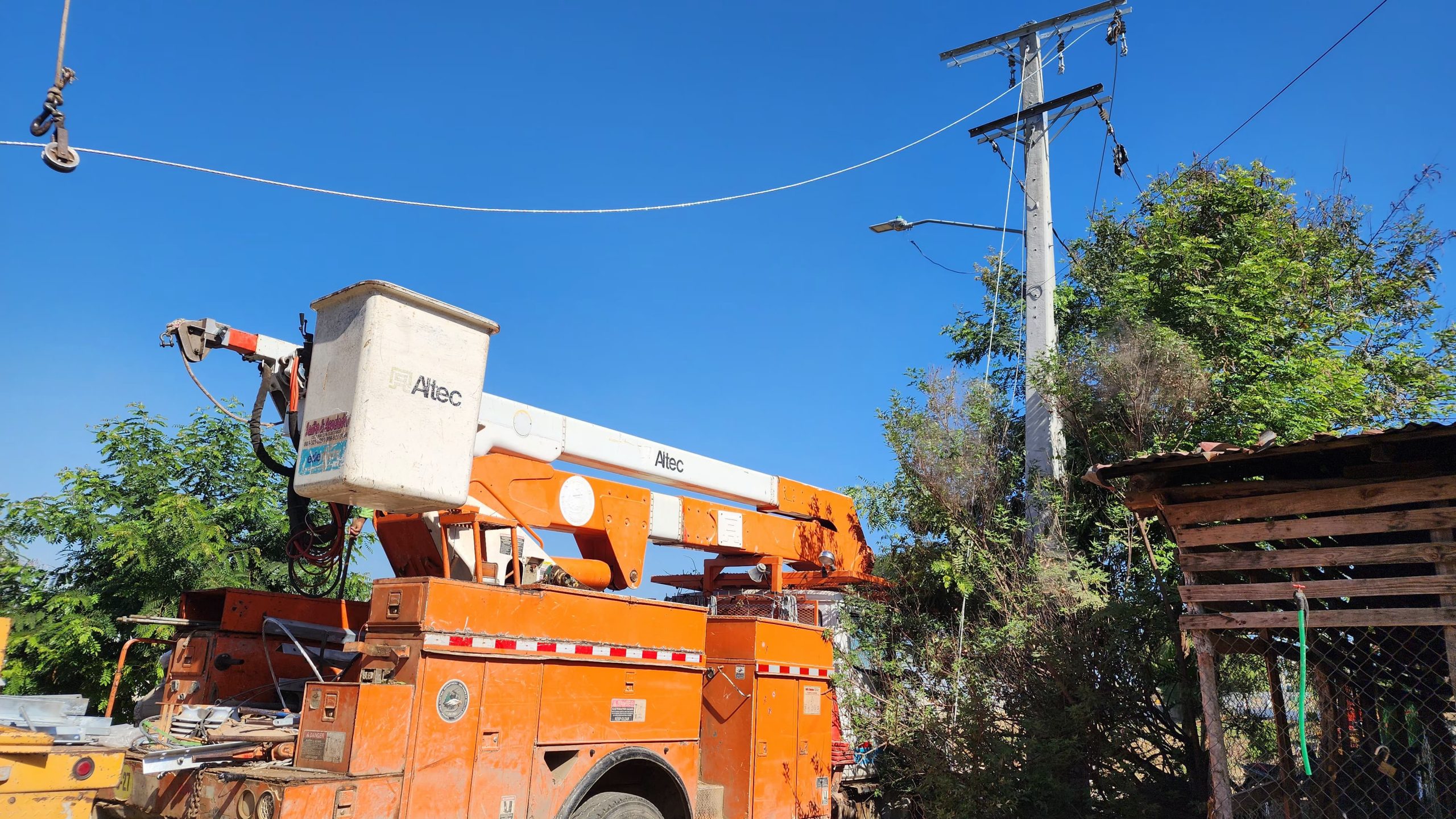 Comienzan instalación de alambrado, para la colocación de bombas eléctricas en La Vigía en Dajabón