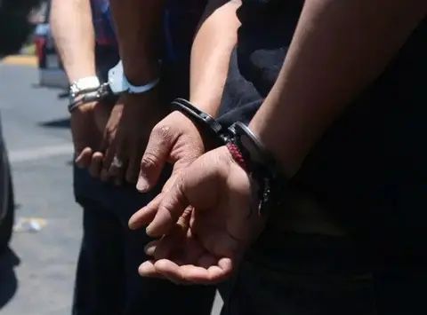 Arrestan tres hombres por porte ilegal de armas de fuego