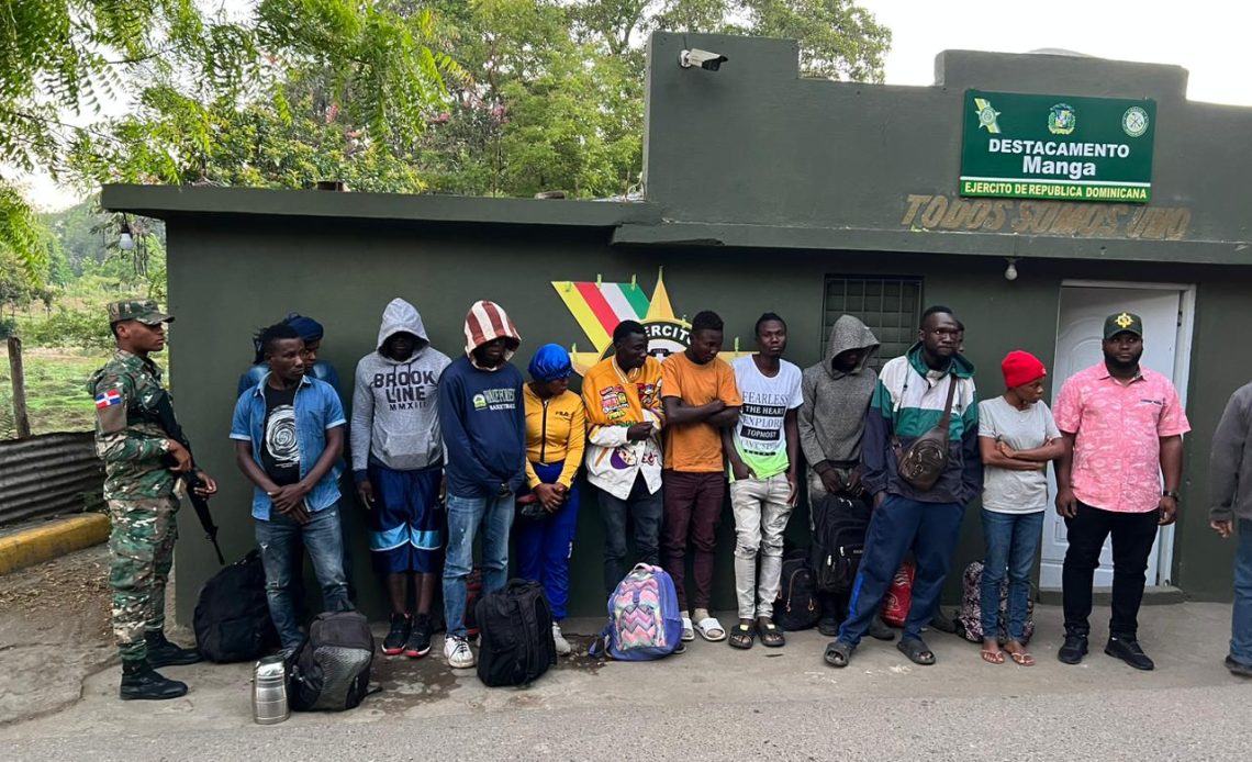 Ejército detiene a 12 haitianos escondidos en un camión
