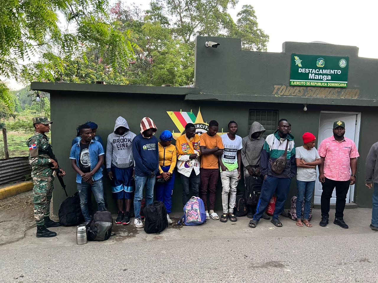 Ejército detiene a 12 haitianos escondidos en un camión