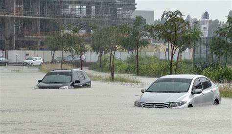 Emiratos Árabes Unidos trata de recuperarse de las lluvias más intensas en la historia de la desértica nación