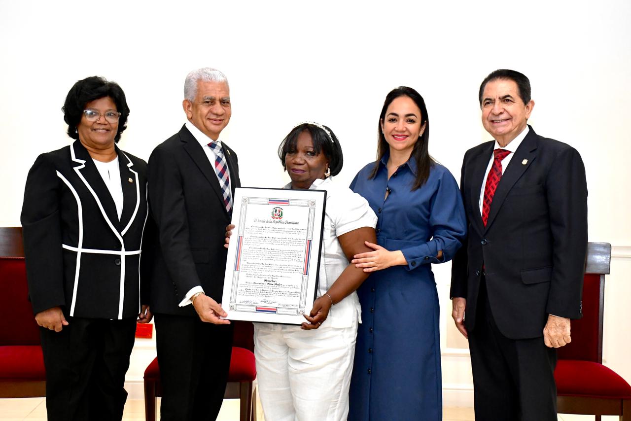 Senado reconoce a personalidades destacadas en el área de la medicina, educación y servicio comunitario