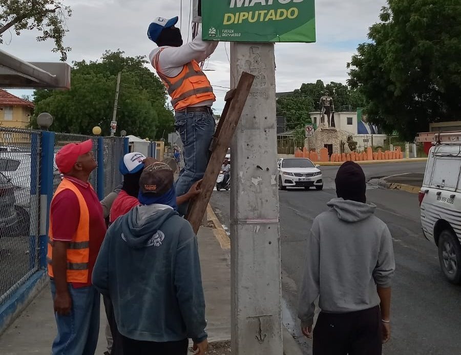 Alcaldía de Azua retira propaganda política de calles
