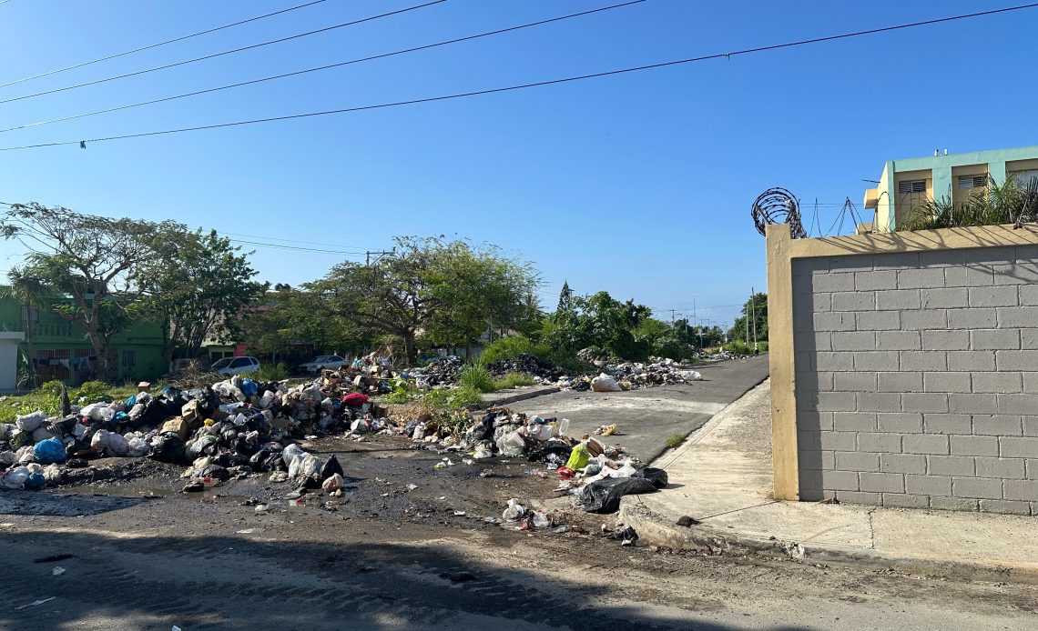 Basura en escuela Delgadillo