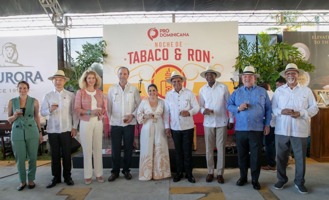 Biviana Riveiro junto a embajadores de diferentes países