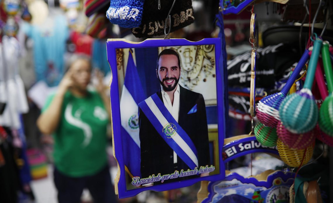 Fotografía de un cuadro con el retrato del presidente Nayib Bukele en el mercado municipal Ex-Cuartel, en San Salvador (El Salvador). EFE/ Rodrigo Sura