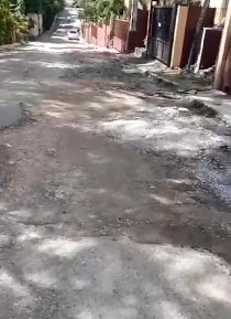 Exigen el asfalto en calles del Cerro del Oeste, en la Autopista Duarte