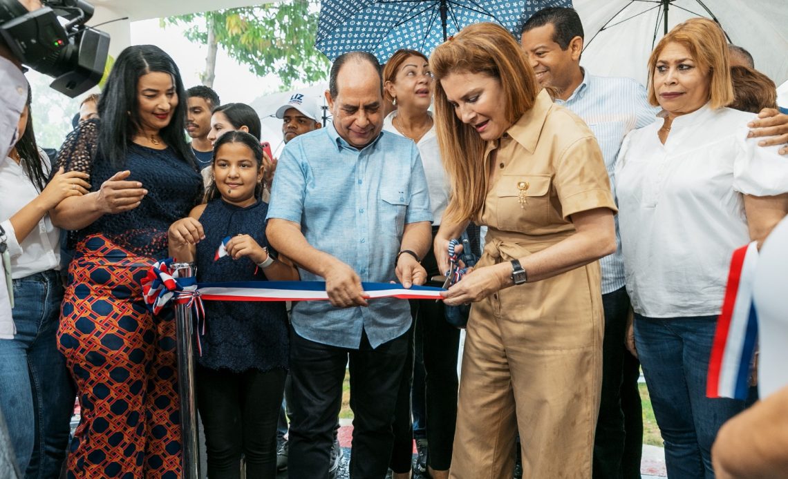 Carolina Mejía, corte de cinta parque Vasco