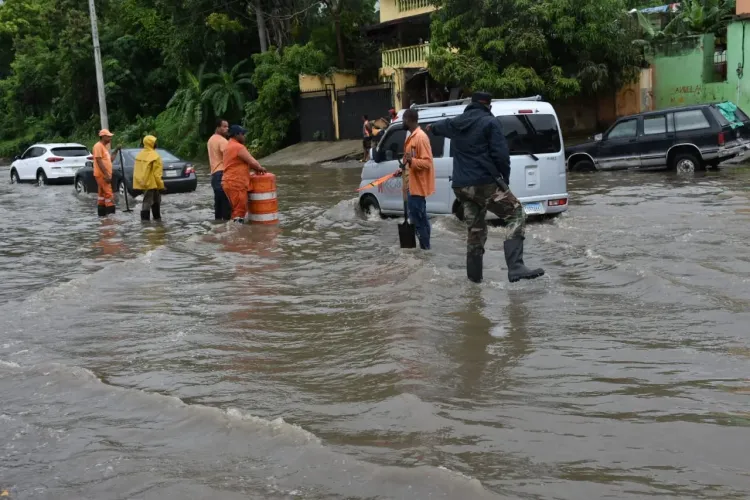 Rescatan 12 personas ante lluvias; 5,455 personas desplazadas están sus hogares